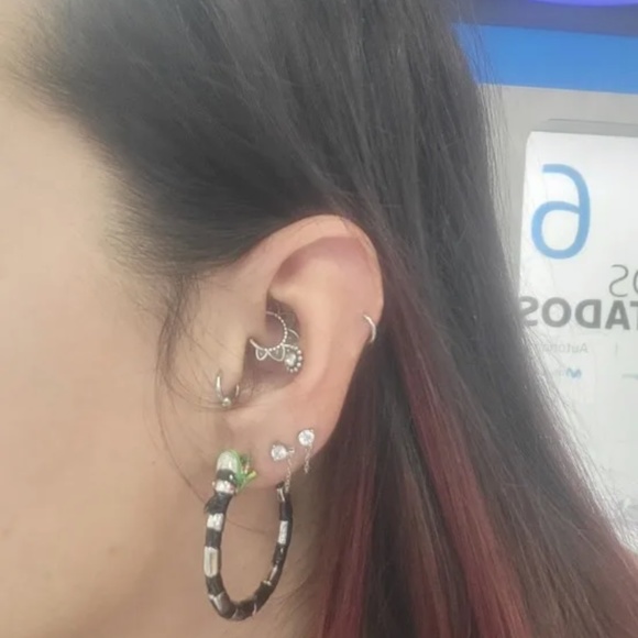 Tim Burton’s Beetlejuice Goth Earrings - Picture 3 of 3